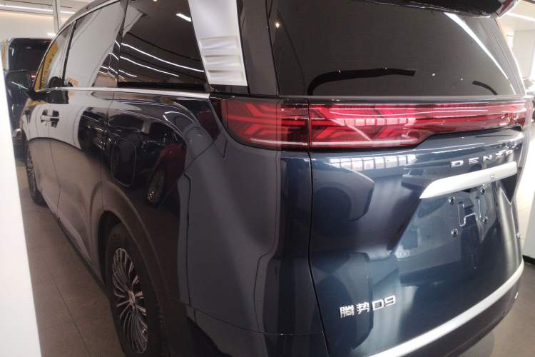 Used Denza D9 2025 DM-i Intelligent Drive 1020 Four-Wheel Drive Flagship Model
