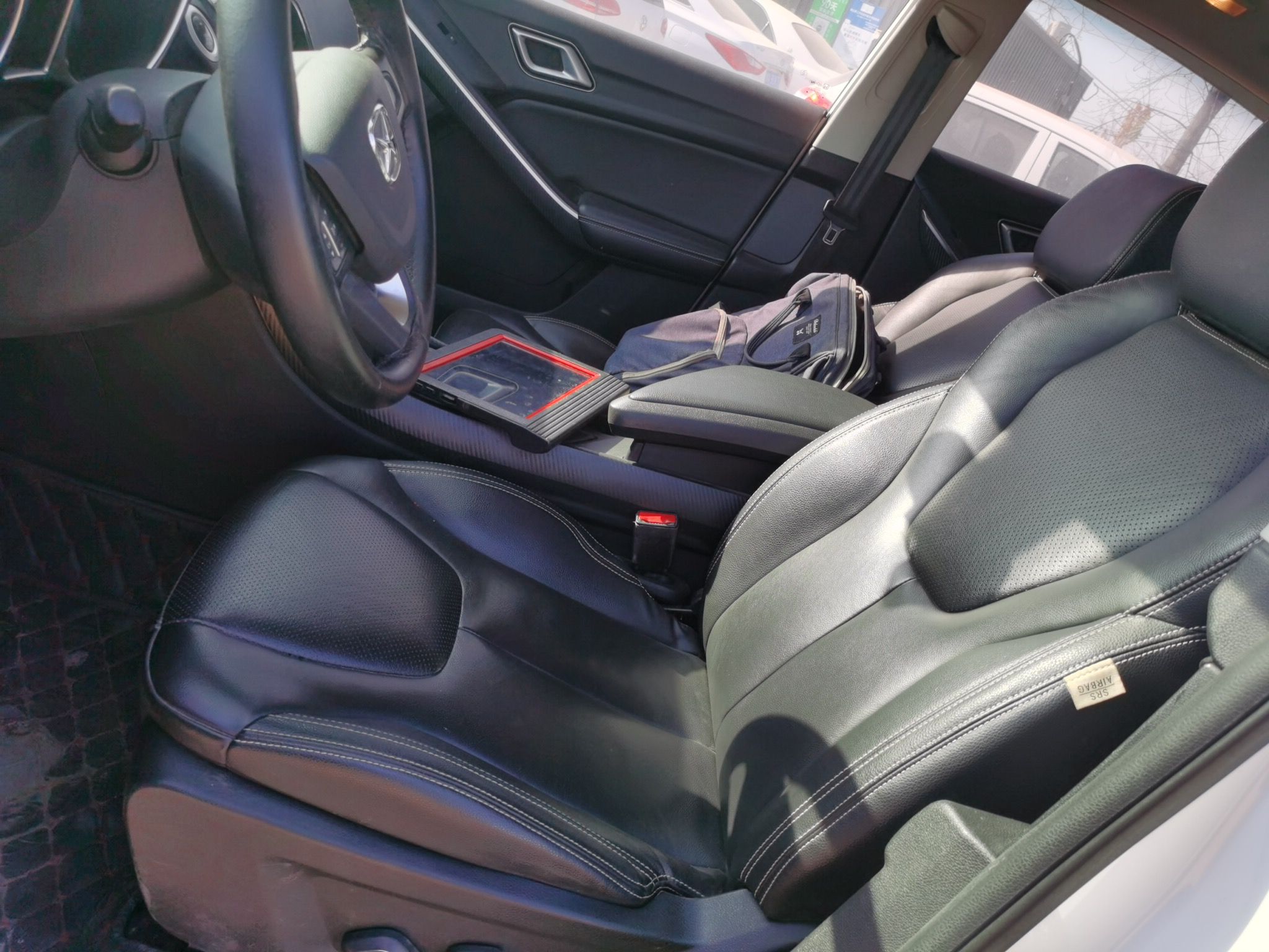 المقاعد الأمامية داخل السيارة