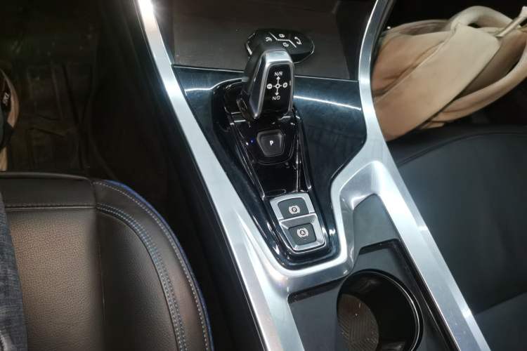 Used Lynk & Co 01 2017 2.0T Two-Wheel Drive Zhaopu Version Gear Lever