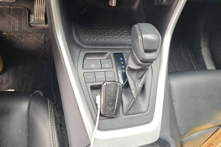 Used Toyota RAV4 2020 2.0L CVT Two-Wheel Drive Fashion Edition Gear Lever