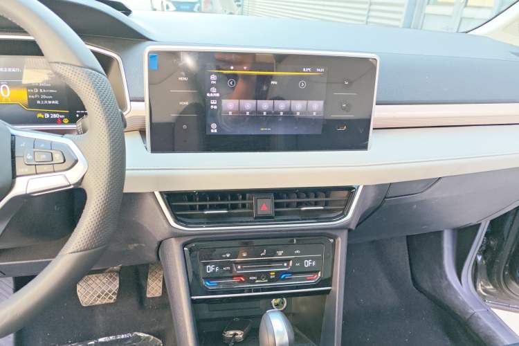 Used Volkswagen Tharu 2024 300TSI Two-Wheel-Drive Moonlight Edition Audio And AC Panel