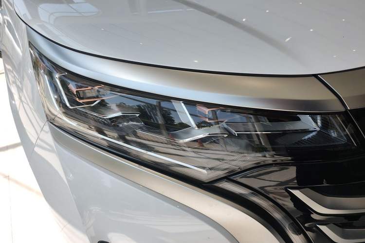 Used Denza D9 2025 DM-i Intelligent Drive 1020 Four-Wheel Drive Flagship Model Right Front Headlight