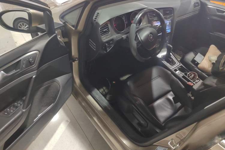 Used Volkswagen Golf 2016 230TSI Automatic Comfort Version
