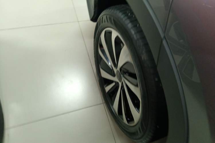 Used BYD Song PLUS New Energy 2023 Champion Edition DM-i 110KM Flagship Model Right Rear Wheel Hub