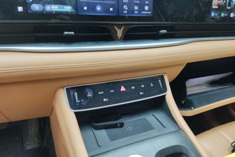 Used VOYAH Dream 2024 PHEV Extended-Range Premium Edition Audio And AC Panel