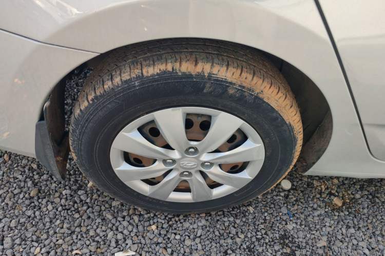 Used Hyundai Verna (older generation) 2014 1.4L Manual Smart GLS Trim Right Rear Wheel Hub