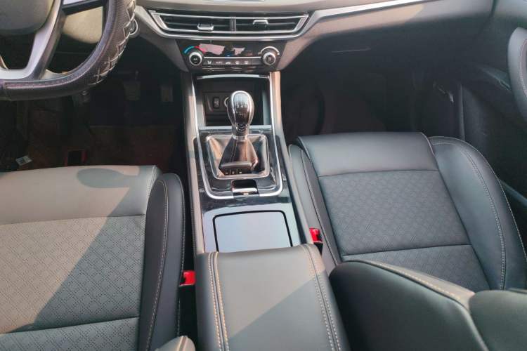 Used Changan Eado 2019 High-Energy Edition 1.6L GDI Manual Pioneer Model China VI Standard
