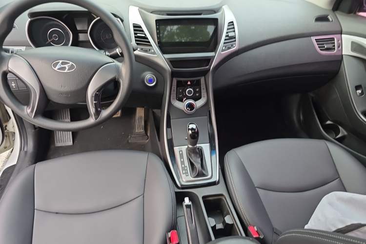 Used Hyundai Elantra (5th Generation / Langdong) 2015 1.6L Automatic Leading Model Center Console