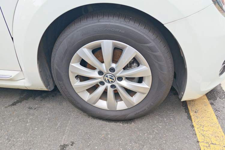 Used Volkswagen Beetle 2015 180TSI model
