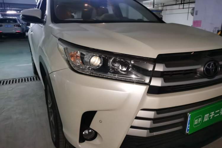 Used Toyota Highlander 2018 2.0T Four-Wheel Drive Luxury Edition 7 Seats China V Emission Standard Right Front Headlight