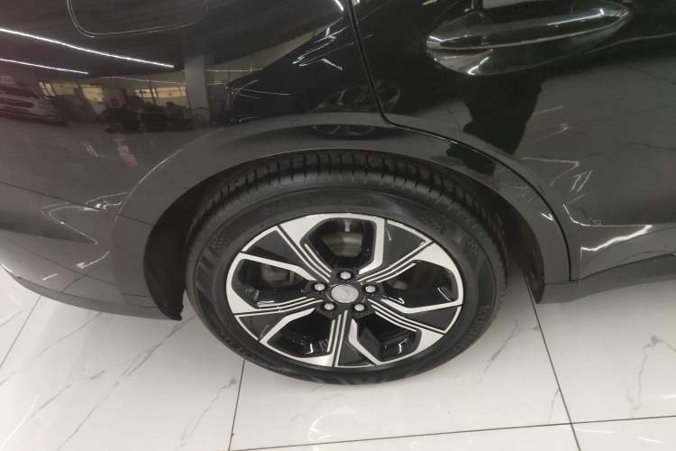 Used Hongqi E-QM5 2021 Charging Version Flagship Edition Right Rear Wheel Hub