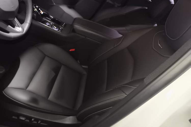 Used Cadillac XT4 2024 28T Two-Wheel-Drive Luxury Version Left Front Seat