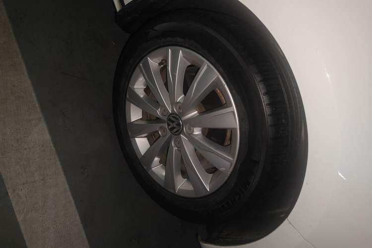 Used Volkswagen Sagitar 2014 Revised Version 1.4TSI Automatic Luxury Edition Right Front Wheel Hub