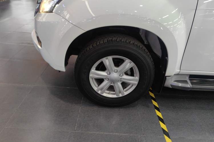 Used Isuzu mu-X 2015 2.5T Two-Wheel Drive Automatic Luxury Edition 7 Seats