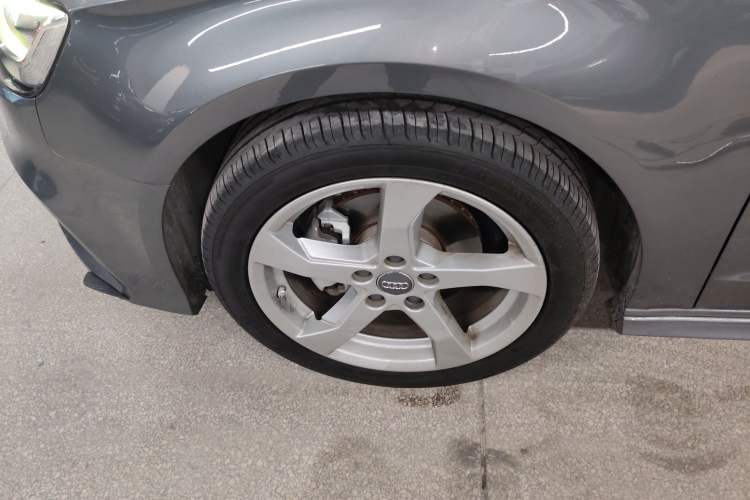 Used Audi A3 2019 Sportback 35 TFSI Fashion Edition China VI Emission Standard Left Front Wheel Hub