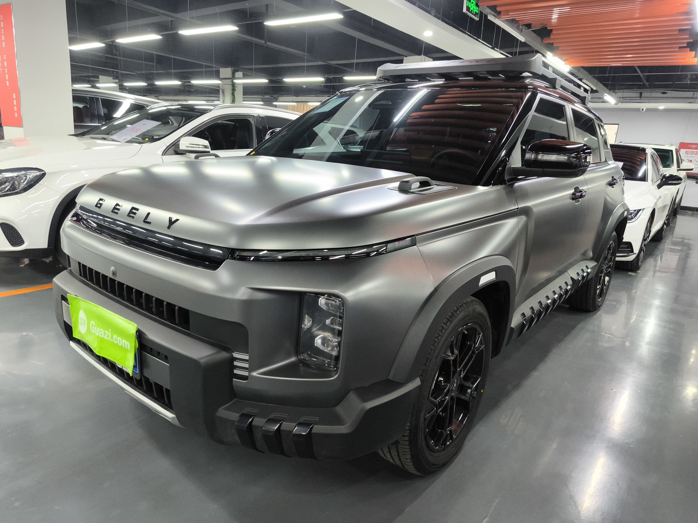 تحت مقدمة السيارة