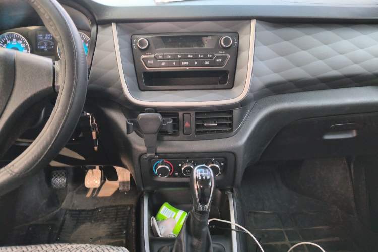 Used Jinbei Gold Hiace M Classic 2024 1.5L Engineering Lion Passenger Van 7 Seats Audio And AC Panel