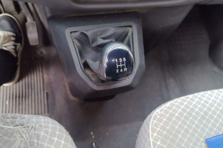 Used JMC Transit 2019 2.8T Commercial Version Short Wheelbase Mid-Roof 3-Seater China VI Standard JX493