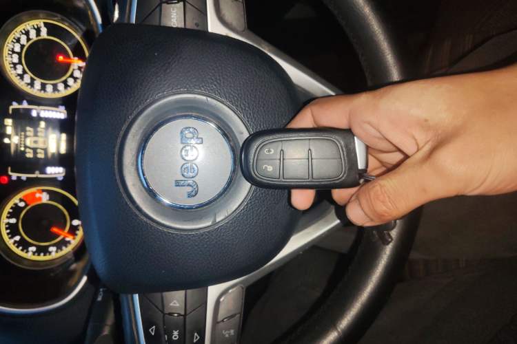 Used Jeep Cherokee 2016 2.4L Leading Smart Version
