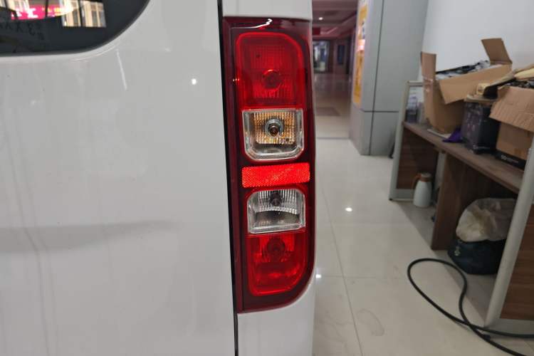 Used Wuling Yangguang 2024 300KM Comfort Version Passenger Van 75kW
