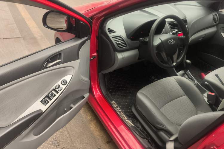 Used Hyundai Verna (older generation) 2014 1.4L Automatic Smart GLS Driver Seat