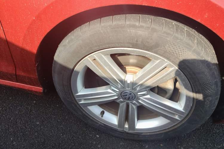 Used Volkswagen Lamando  Right Front Wheel Hub