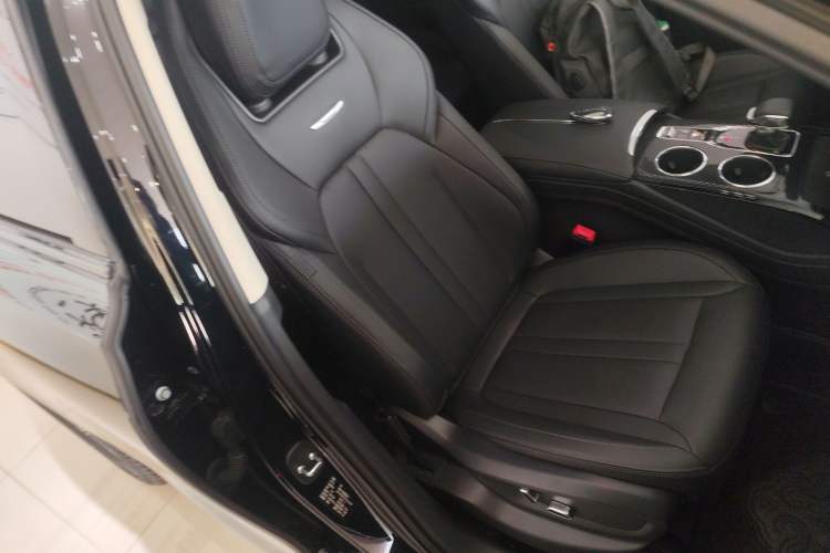 Used Hongqi HS3 2023 1.5T Two-Wheel Drive Shanwei Edition Right Front Seat