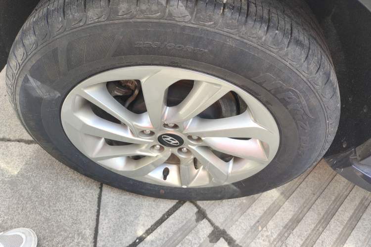 Used Hyundai Tucson 2015 1.6T Dual-Clutch Two-Wheel-Drive Smart Model Exterior 5