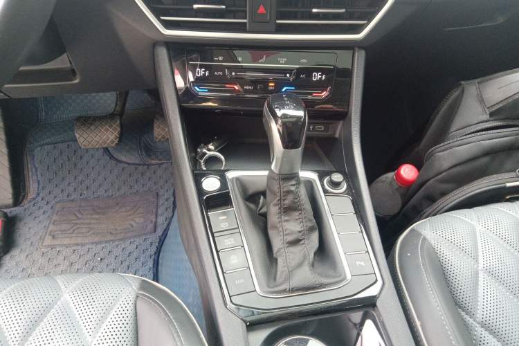 Used Volkswagen Sagitar 2023 280TSI DSG Excellence Edition Gear Lever