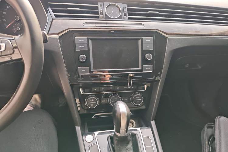 Used Volkswagen Magotan 2017 330TSI DSG Luxury Model Audio And AC Panel