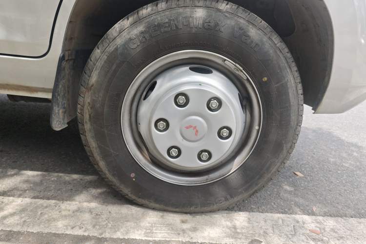 Used Wuling Rongguang New Truck 2024 2.0L Double-Cab Extra-Long Version with Dual Rear Wheels – Base Model Right Front Wheel Hub