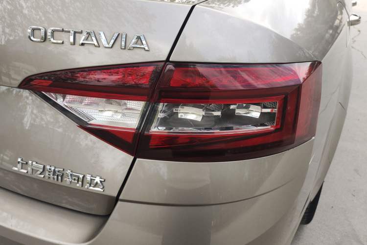 Used Skoda Octavia 2018 TSI280 DSG Flagship Edition Right Rear Taillight