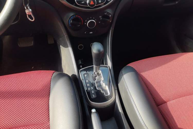Used Hyundai Verna Ray 2016 1.4L Automatic Leading-Edge GLX Gear Lever