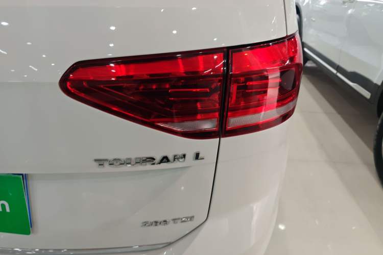 Used Volkswagen Touran 2016 Volkswagen Touran L 280TSI DSG Luxury Edition Exterior 3