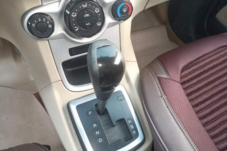 Used Ford Fiesta 2009 Sedan 1.5L Automatic Fashion Edition Gear Lever