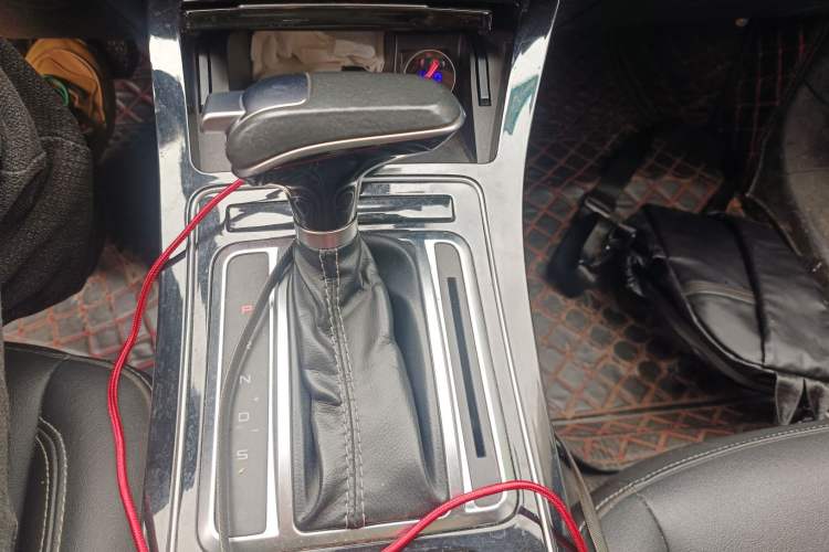 Used FAW Senya R9 2018 1.2T Automatic Luxury Smart Edition Gear Lever