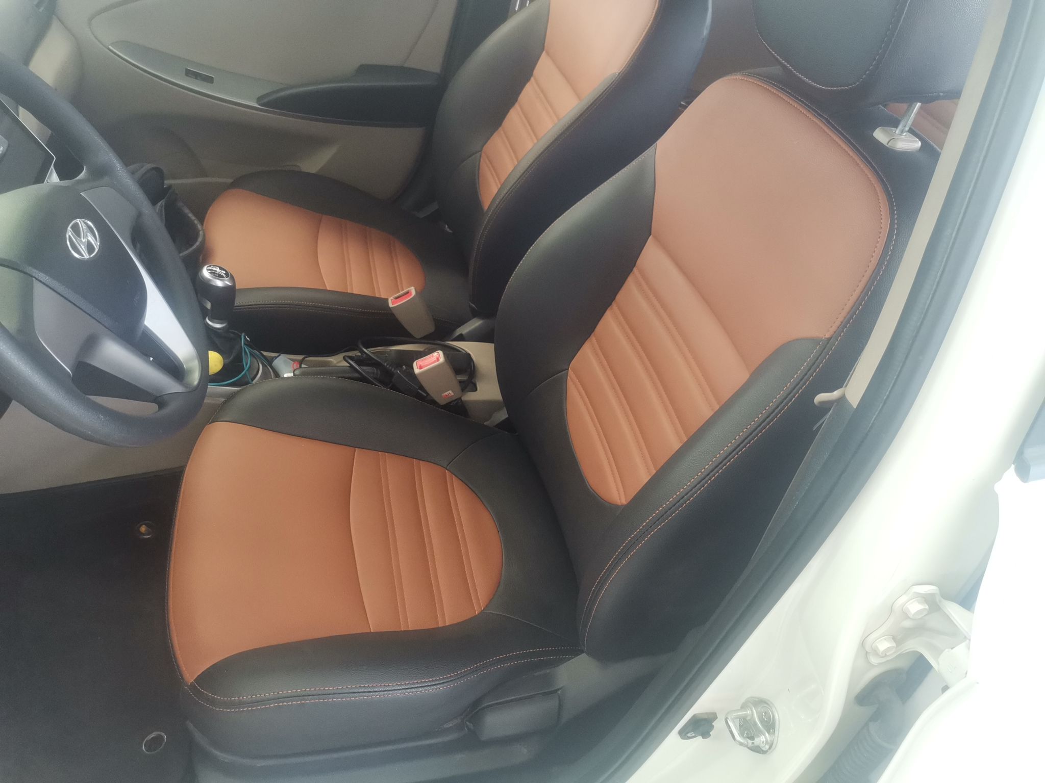 Переднее сиденье в автомобиле