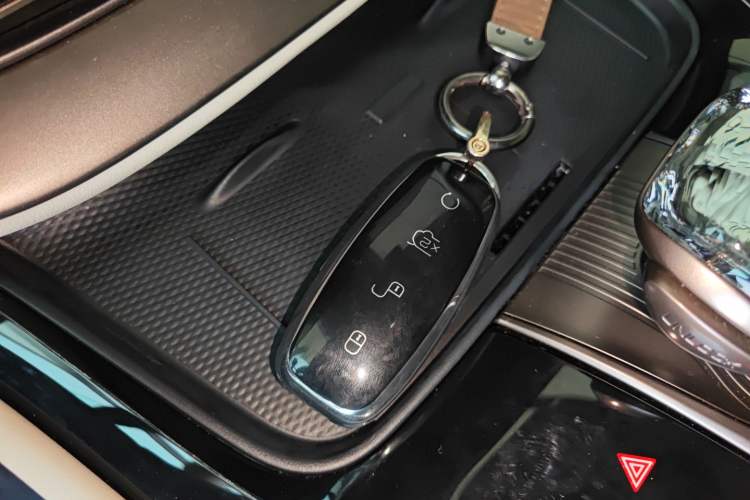 Used Denza D9 2022 DM-i 970 Four-Wheel Drive Prestige Model
