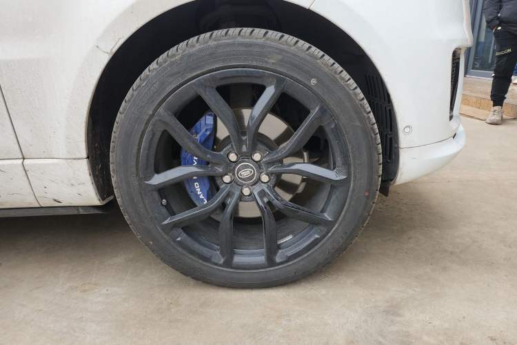 Used Land Rover Range Sport 2021 3.0 L6 YAO Black Edition Right Front Wheel Hub