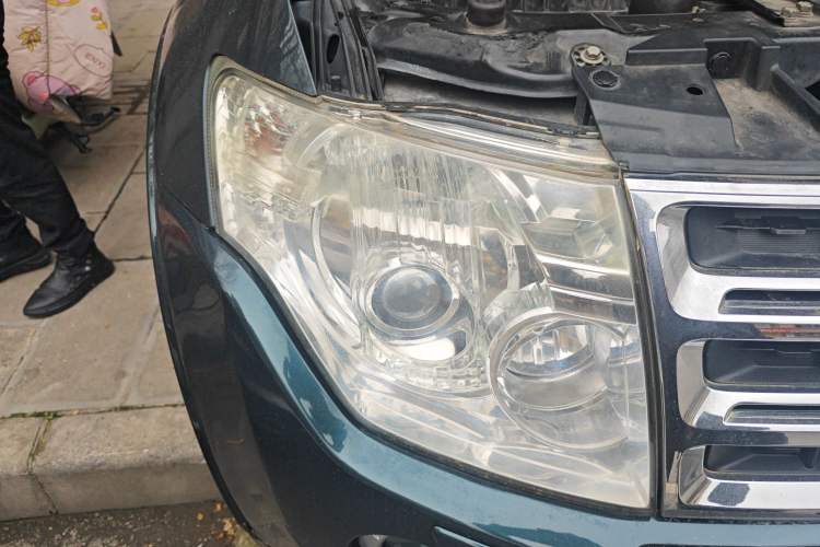 Used Mitsubishi Pajero 2011 3.0L Elite Edition Right Front Headlight