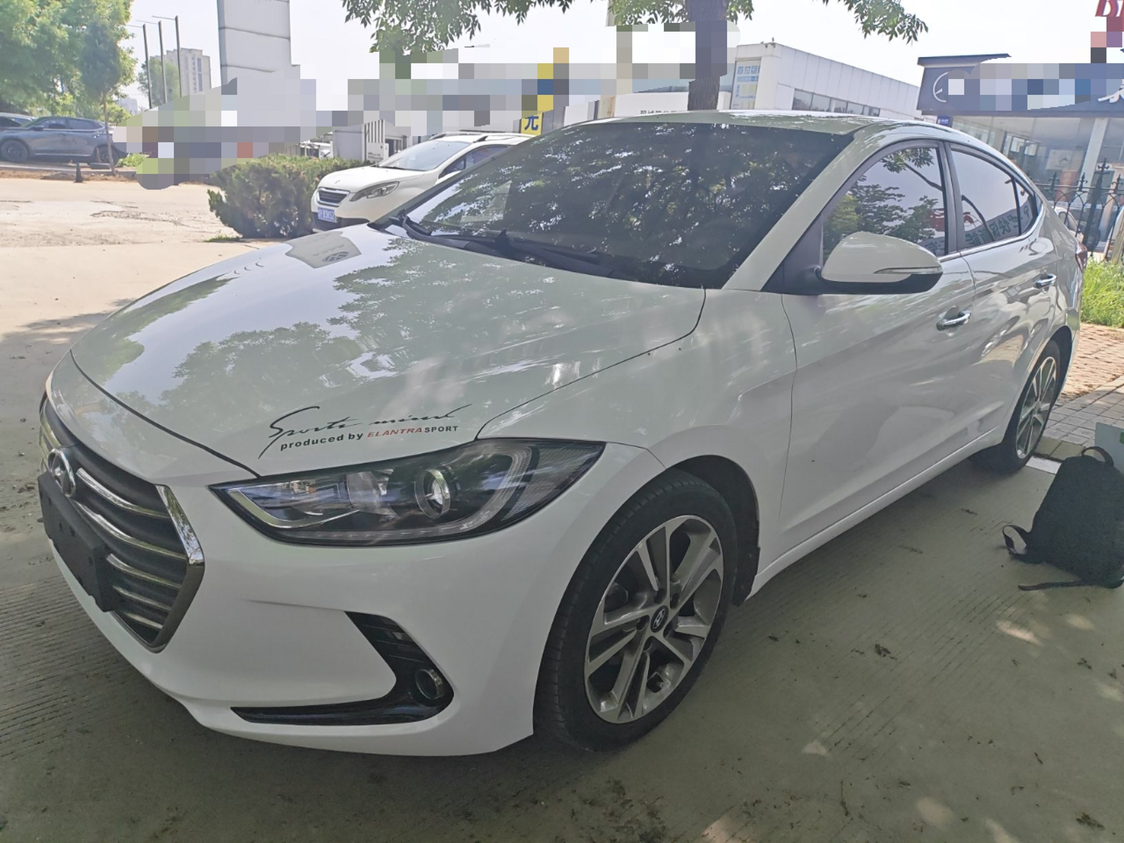 تحت مقدمة السيارة