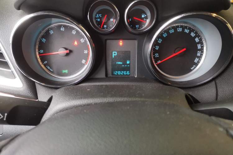 Used Buick Encore 2014 1.4T Automatic Two-Wheel Drive Urban Leading Model Odometer Close Up