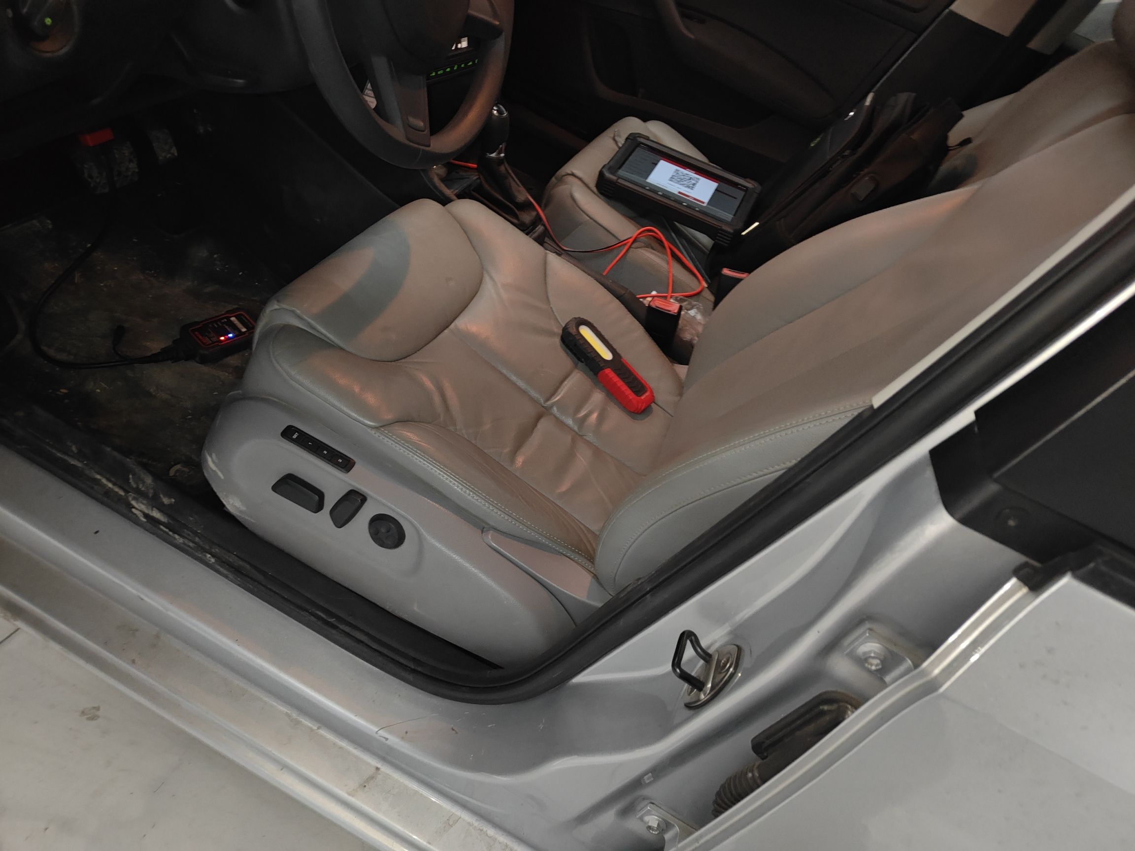 Переднее сиденье в автомобиле