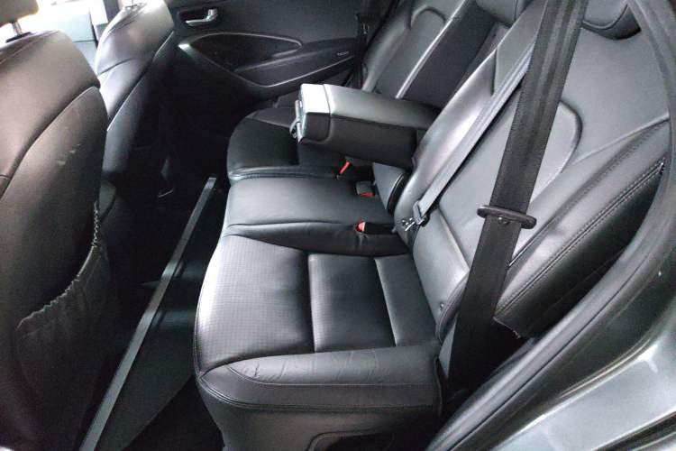 Used Hyundai Santa Fe Classic 2013 3.0L Four-Wheel Drive Luxury Edition 7 Seats Euro IV Left Rear Seat