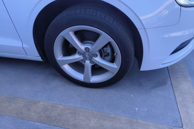 Used Audi A3 2015 Limousine 40 TFSI Automatic Comfort Model Right Front Wheel Hub