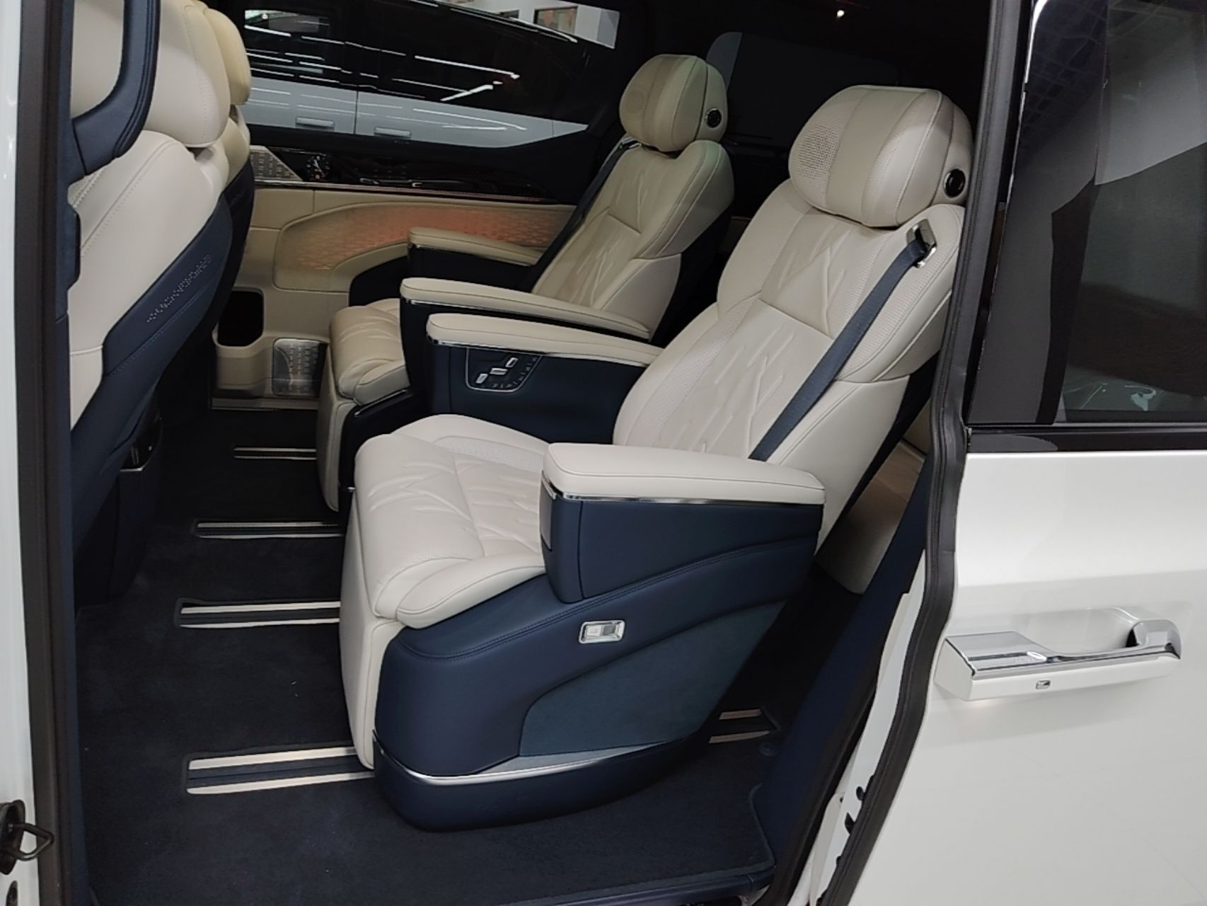 Zeekr 009 2024 7-Seater Walk-Through Version Four-Wheel Drive 108 kWh — снимка 20