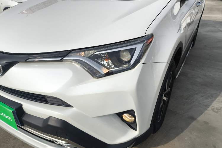 Used Toyota RAV4 2016 2.0L CVT Two-Wheel Drive Fashion Edition China V Standard
