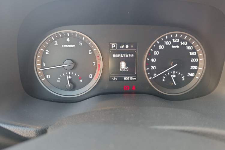 Used Hyundai Tucson 2015 1.6T Dual-Clutch Two-Wheel-Drive Smart Model Odometer Close Up