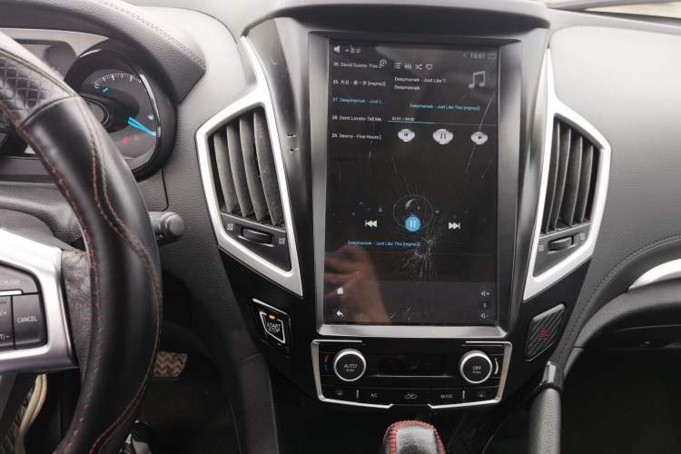 Used Dongfeng Aeolus AX7 2015 2.0L Automatic Zhiyi Trim
