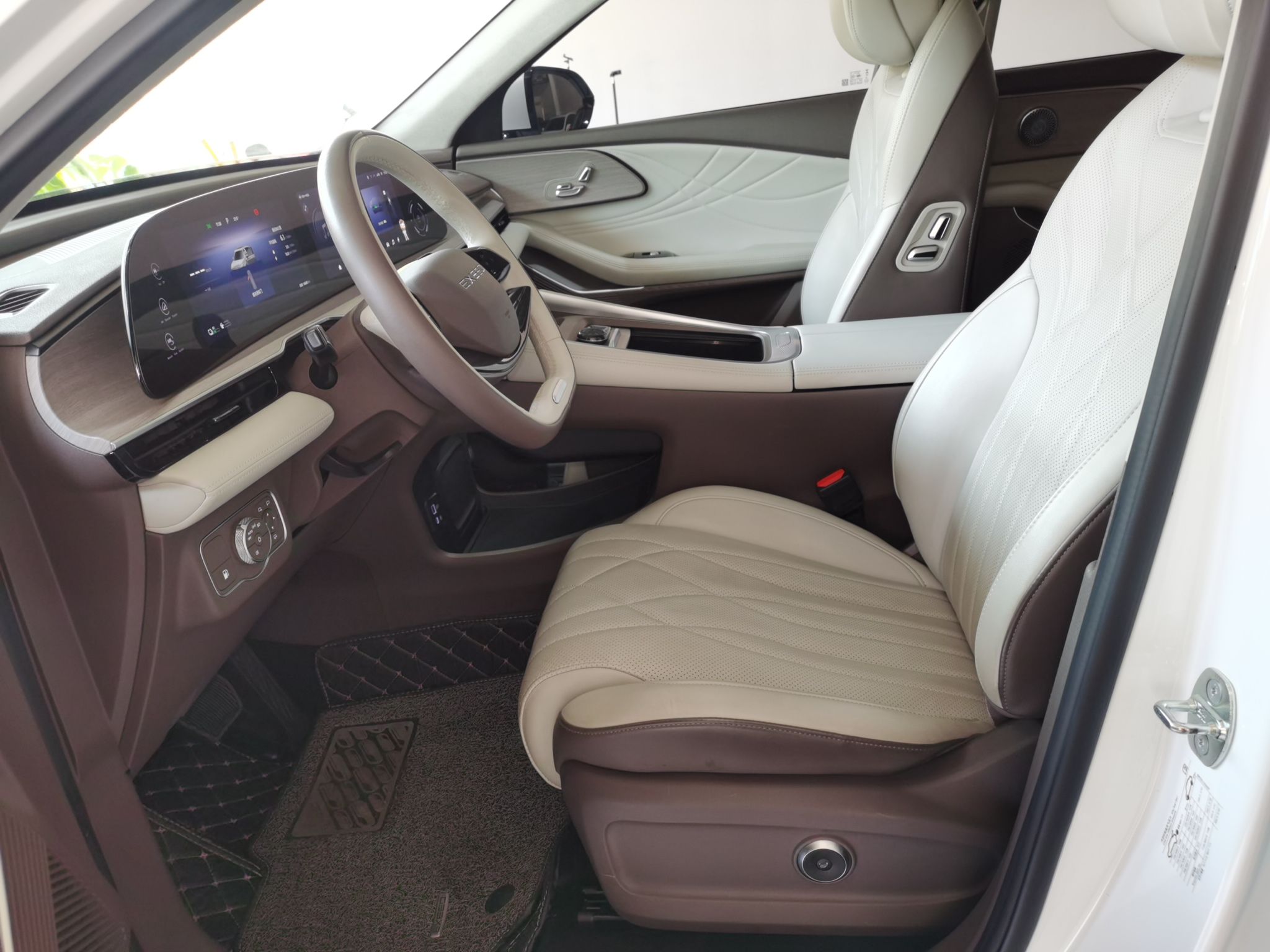 المقاعد الأمامية داخل السيارة